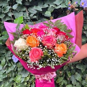 Buque de 12 rosas coloridas